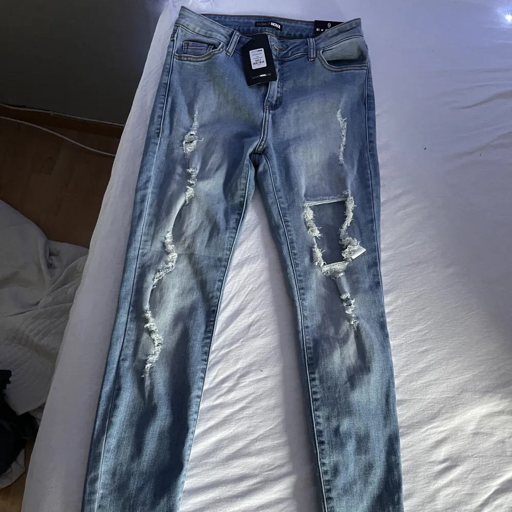 Helt nya jeans med snygga slitningar från Fashion Nova i storlek M. Prislapp finns kvar . Jeans & Byxor.