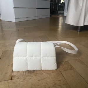 Vit väska - Vit mini väska från Nakd! Får plats med mycket saker även fast den är liten.  Nypris 299kr