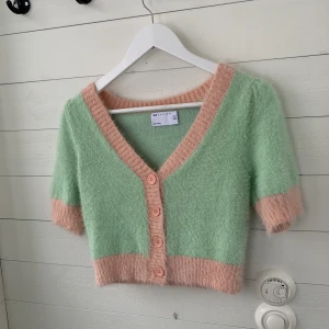 Kortärmad kofta - Fin färgglad kofta från asos i storlek 34 använd en gång