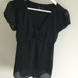 Topp - Svart blus, bandet kan stylas på 3 olika sätt, skicka meddelande vid intresse, passar till xs-s