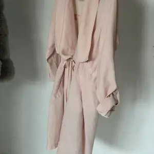 Jätte söt rosa kappa som dock har nån fläck därav priset, kanske går bort i tvätten!  Kan fraktas eller mötas upp 