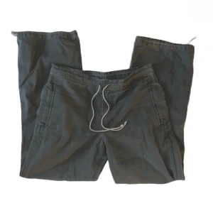 Byxor - GRÖNA BYXOR FRÅN GIRL CASUAL WEAR ROCKY                                        SKICK: Byxorna är i bra skick och har inga defekter.                                          MÅTT: Midjemåttet: som störst 85cm men går är justera Innerbensmått: 79cm