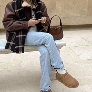 Blåa jeans - Blåa jeans från zara. Aldrig använda. Passar folk som är lite längre men går även att klippa dom om man är kortare. Skriv om du vill ha fler bilder.💗