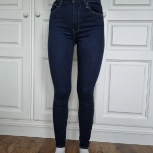 Levis jeans - Skinny jeans från Levis i strl 25. Väldigt fint skick.  Modellen på bild är 167 cm.