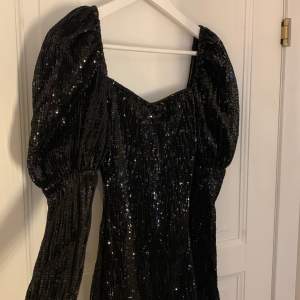 En svart paljett klänning ifrån NA-KD, lappen med storlek på har åkt av men skulle säga att den är som S/M!💞