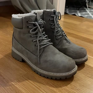 vinterkängor lejon - Använda en gång, köpta ungefär i början av 2019. Fodrade så dom är varma o sköna. Storlek 39