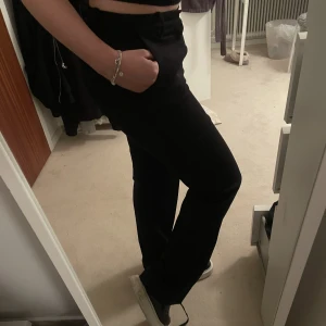 Lågmidjade kostymbyxor  - Ett par svarta kostymbyxor i mid Waist från Lindex💕