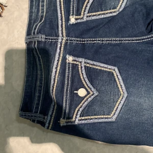 Lågmidjade jeans! - Fina lågmidjade jeans med snygga detaljer på baksidan! Dessa är väldigt snygga lågmidjade Byxor med bootcut på slutet. Sitter väldigt fint och är lågmidjade med detaljer på baksidan, Säljer eftersom att dem är lite för korta för mig som är 166-167!💞