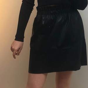 Jättefin kjol i fuskskinn från BikBok. Säljer då den inte kommer till användning för mig💕💕