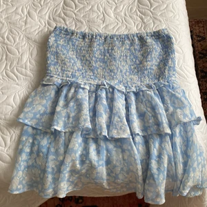 Lindex - Ljusblå volangkjol från Lindex i storlek S💙. Andvänt 2-3 ggr så den är i bra skick . Orginalpris: 299kr. Skriv för mer bilder på kjolen eller för att ändra priset💕.