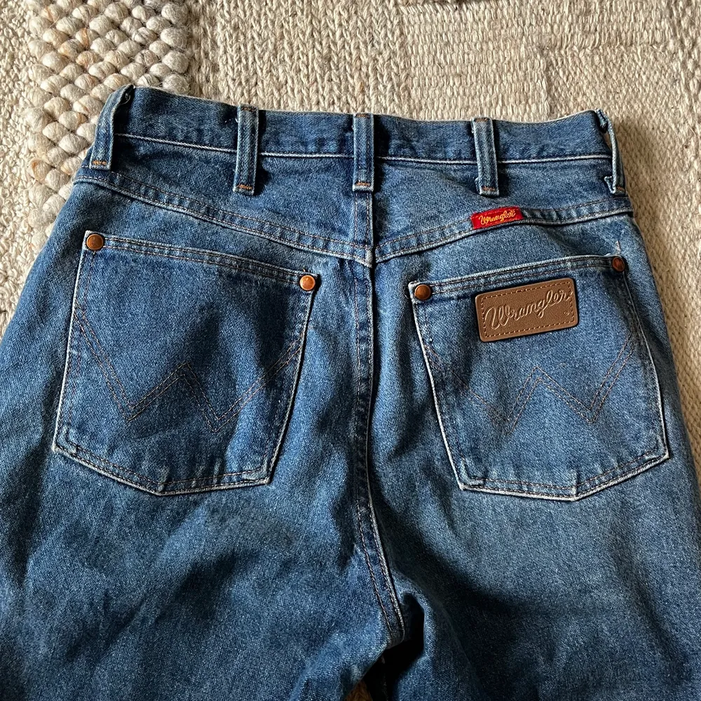 Vintage wranger jeans storlek medium tror jag (står 7 x 32 på insidan) kan vara herrmodell egentligen:) passar mig som är XS som oversized sitter nog bättre på en S eller M (säljer pga används inte) . Jeans & Byxor.