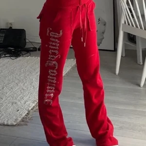 Juicy couture byxor  - Säljer dessa juicy byxor från Ali express då jag är i behov av pengar. Köpte dom här på Plick av en tjej men dom är bra skick. Finns kofta till men är inte säker om jag vill sälja den. 