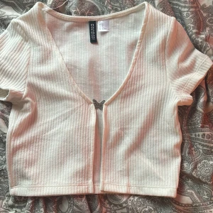 fin kofta med fjärlisdetalj  - aldrig använd, skönt matrial och jättegullig