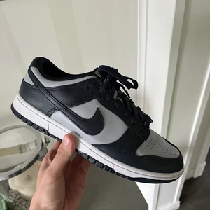 Nike dunk low  - Hej  Säljer ett par Nike dunk low ”georgetown” Cond - 9/10 Storlek - 42,5 Säljer pågrund av att dom ej kommer till användning! Pris går att diskutera!