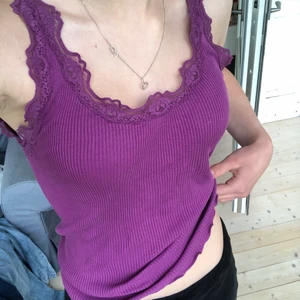 Spetslinne - Fint lila linne som är köpt secondhand! Strl M men passar också s. Säljes pga gillar inte hur de sitter på mig (väldligt strechigt material så kan bli lite pösigt) 30kr +frakt
