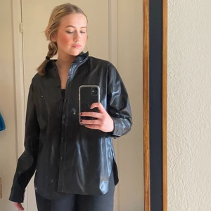 Latex skjorta  - Denna skjorta är jättefin och kan stylas till så många plagg men kommer inte till användning hos mig tyvärr. Aldrig använd och har inga slitage💞💞 oversized fit