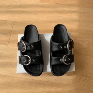 Arket sandaler  - Säljer dessa sandaler från arket i storlek 39. Använda men i fint skick. Äkta läder. Nypris 1500, säljer för 600+ frakt 99 (spårbart)