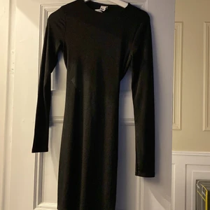 Svart klänning med prislappen kvar  - Svart klänning som aldrig är använd från Gina tricot. Storlek är M men passar mig som vanligtvis är S