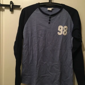 Tröja - Ljus och mörkblå tröja 