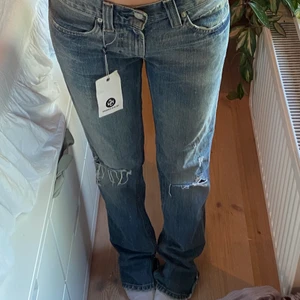 Jeans  - Jeans från Levis, köpta på the new standard men aldrig används då de är ca en dec för långa på mig som är 163. Lågmidjade och smala raka/bootcut, modell 511. Strl w29 l34, skulle snarare säga att de är w25. Snygg tvätt!   Innerbenslängd:85 Midjemått:79