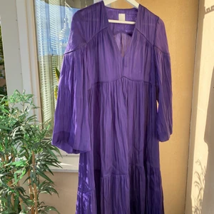 Långklänning - Långklänning i flowigt glansigt material! Från hms huvudkontor och utan storlek i sig. Uppskattar den till en small, kanske medium! Kan hämtas i Telefonplan alternativt fraktas och då står köparen för frakt 🌸