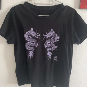 Tröja  - Tröja i storlek XS/S, har inte blivit använd mer än 3 gånger, är i bra skick. 