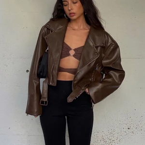 Brun skinnjacka  - Kollar intresset för min bruna skinnjacka, staten island jacket i färgen brun från LIONESS! Aldrig använd. Storlek S, köpt för 130,80 AUD, ca 936 svenska kronor. Slutsåld över allt! Priset är inte satt utan det är ca vad jag förväntar mig av en helt ny oanvänd jacka med bra kvalitet!