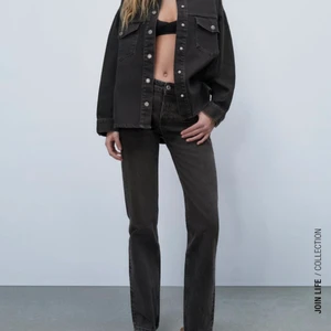 Zara jeans - Super fina jeans från zara i modellen straight jeans, modellen är slutsåld🙌säljer då de är lite för stora för mig💗