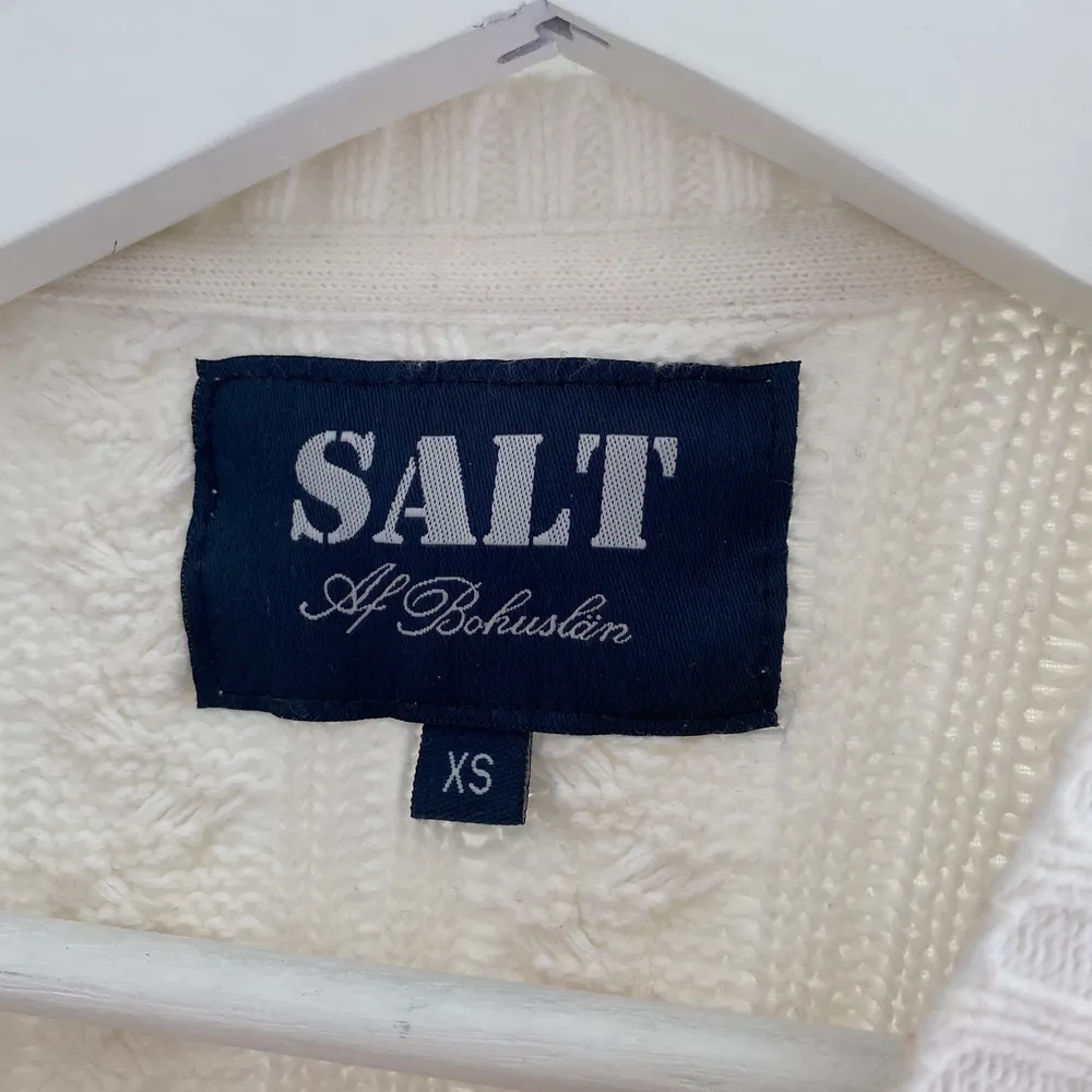 Jätte fin stickad tröja från SALT! Andvänd 1-2 gånger så jätte fint skick, nypris 600kr. Säljer pågrund av att den är för liten💕. Stickat.