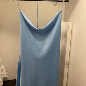 Blå siden klänning - Blå siden klänning, använd ett fåtal gånger💙