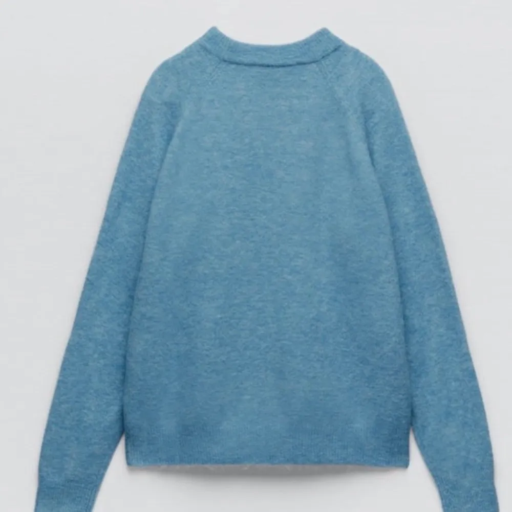 Blå stickad tröja från Zara i storlek M som är slutsåld. Aldrig använd därav prislappen kvar. . Stickat.