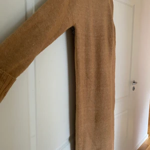 Vera moda - Säljer denna lång klänning från Vera moda den är väldigt tjock i materialet vilket passar senare till höst och vinter, säljs då den ej kommer till användning 💕