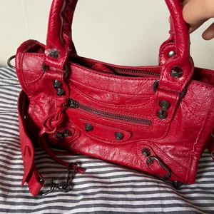 Mini City Bag - En trendig balenciagainspirerad City mini bag av hög kvalitet. Använd 1 gång. Köpt för 850kr. Mitt pris 600kr 