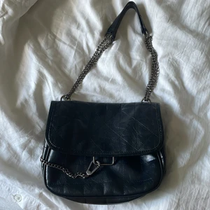 Zara inspirerad väska - Säljer denna använda men i så gott skick, så fin och kan användas till allt. Gott om plats!!