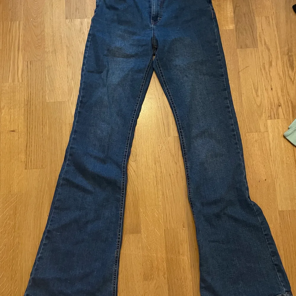 Superfina flared jeans! Mörkblåa flared jeans som kan vara high eller midwaist  Är bra i längden på mig som 175cm! . Jeans & Byxor.