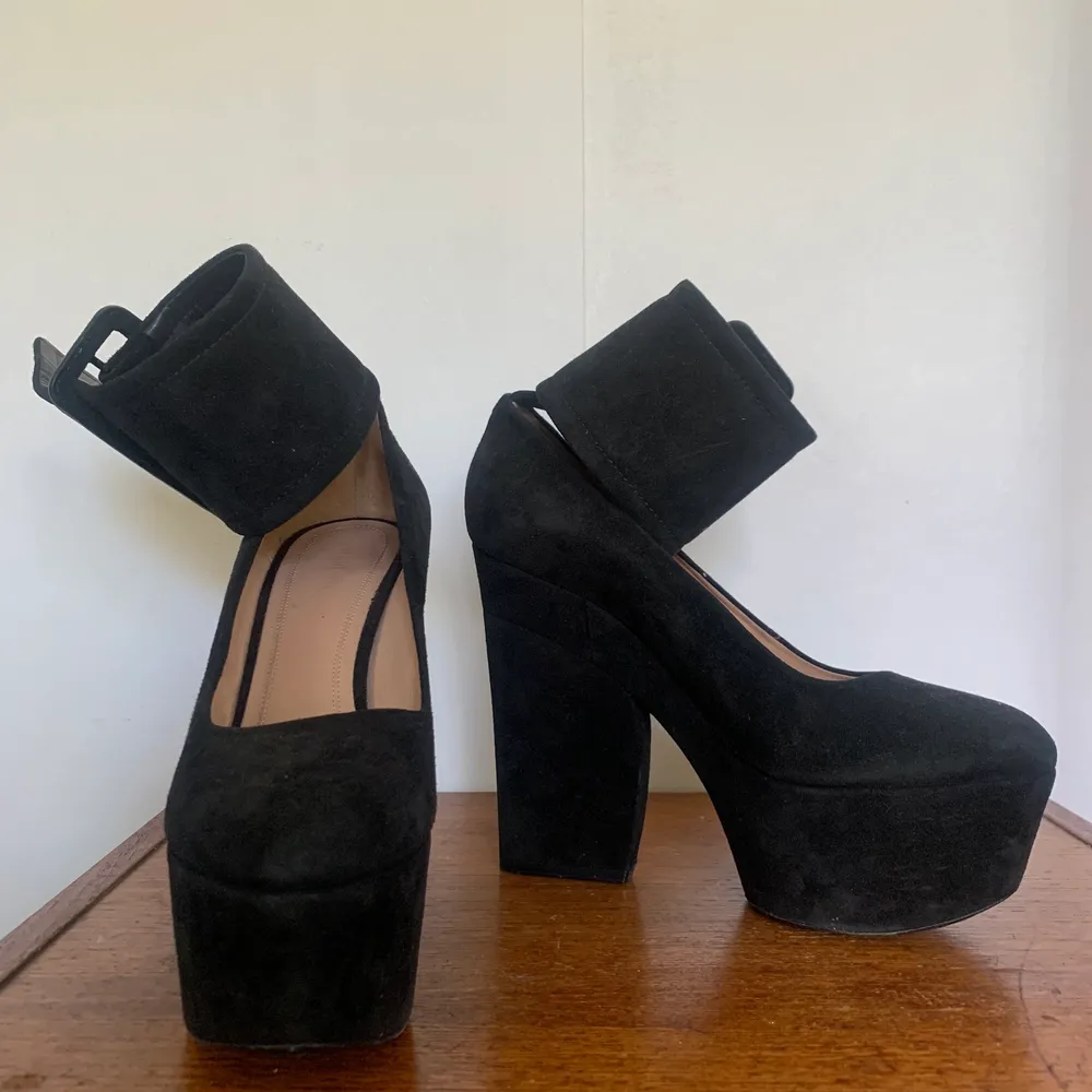 Céline platform pumps in black suede, size 38 with an ankle strap. Slightly used but in very good condition.. Skor.
