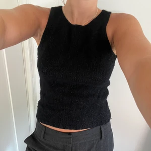 Stickat glittrigt linne - Ett stickat linne, glittrig, köpt secondhand!