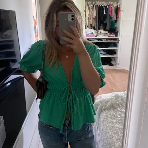 Topp  - Storlek xxs från Gina men passar dom som har s oxå. Aldrig använd 