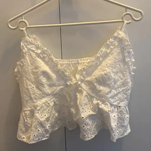 Shein topp strl M - Säljer nu denna suuuperfina o gulliga topp från shein!m i storlek M! Den är bara testad men aldrig använd på riktigt, den har rosettbamd som man knyter själv 