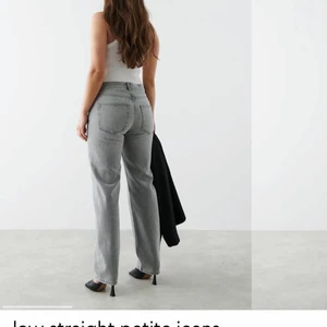 jeans - säljer mina jeans från gina pga att jag inte använder dom längre. passar perfekt om man är lite kortare! passar min perfekt som är 163