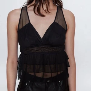 Topp - Såå snygg topp från zara som fungar perfekt till fest men även vardags! Helt slutsåld och går inte att få tag på längre, aldrig använd💗 