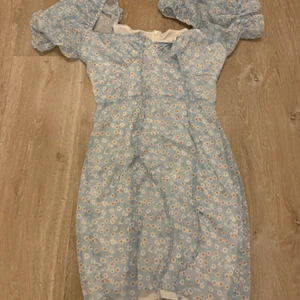 blommig klänning - söt kort klänning. bra skick. 