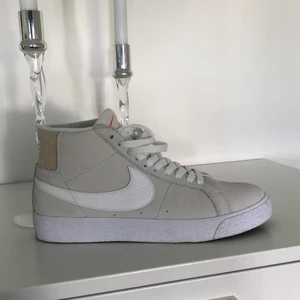 Sneakers Nike blazer  - Säljer mina Nike blazers pågrund av att dom är för små. Dom är i väldigt bra skick och har använt dom 2 gånger. Skick 9/10.  Ny pris kostar dom 1200 