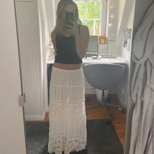 Lång vit kjol - Långkjol köpt i en liten butik i frankrike, onesize men passar xs/s/m pga väldigt stretchig. (Jag är 168 cm) köp direkt för 400