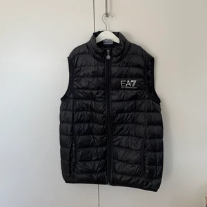 Armani väst - Säljer min helt nya Armani väst använd fåtal gånger