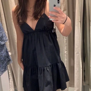 Svart zara klänning  - Aldrig andvänd, köpt här på Plick men tyvärr för liten💞💗🤝❤️  (Lånade bilder) Köp direkt för 300kr