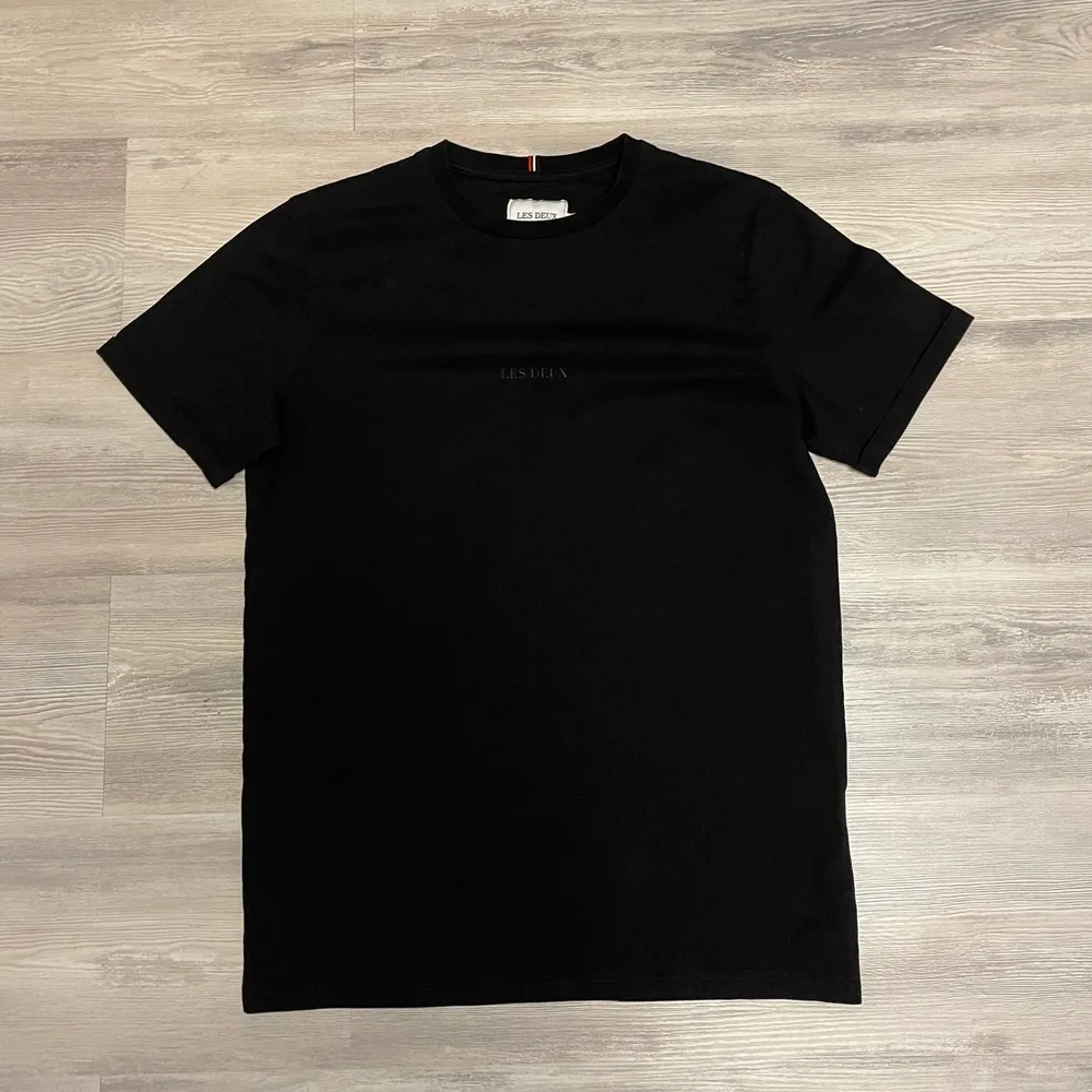 En härligt svart t-shirt, aldrig använd. T-shirts.