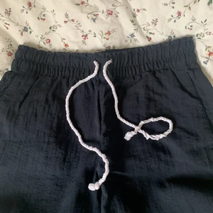 Linnebyxor  - Säljer dessa assnygga linnebyxor från hm som inte kommer till användning! Sprättat där nere så dom passar mig som är ca 170 men passar kortare oxå🌸🌸 storlek S men passar Xs och m🤍 liknar Roxy boyxorna!!   SÅLDA FÖR DIREKT PRIS 