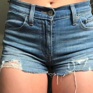 Levi’s shorts  - Säljer dessa super sköna shorts från Levi’s då dom tyvärr inte kommer till användning längre… Storlek 24 men super stretchiga!