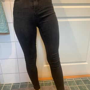 Svarta jeans  - Svarta Molly jeans från Gina tricot, högmidjade skinnyjeans 